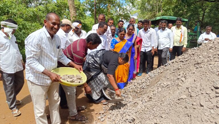 అభివృద్ధిని అడ్డుకోవద్దు..శ్రమదానం చేసిన ఎమ్మెల్యే సీతక్క