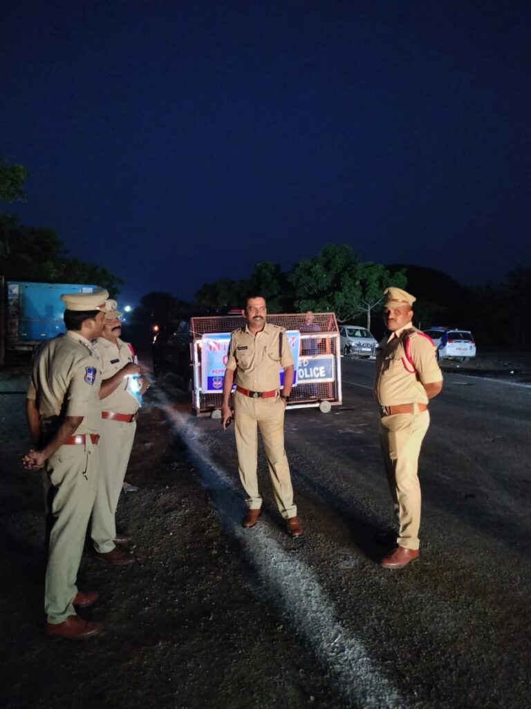 ఇంటర్ డిస్ట్రిక్ట్ చెక్ పోస్ట్ ను తనిఖీ చేసిన ఎస్పీ  పుల్లా కరుణాకర్