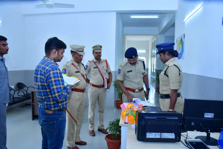 ప్రతి ఫిర్యాదు పై స్పందించాలి :  జిల్లా ఎస్పి   కరుణాకర్.
