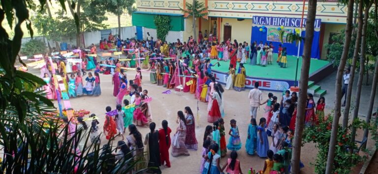 ఎంజీఎం హైస్కూల్లో వైభవోపేతంగా బతుకమ్మ పండుగ సంబురాలు