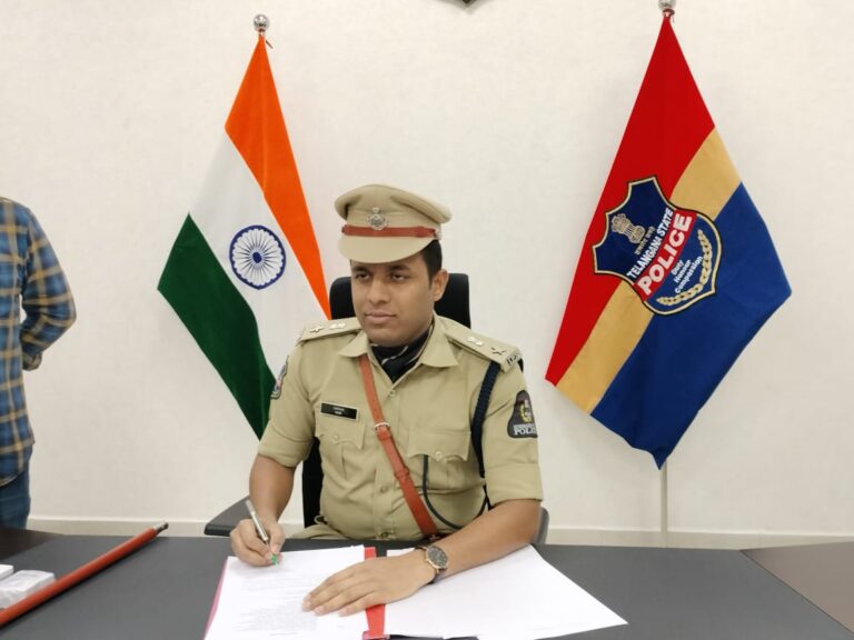 భూపాలపల్లి జిల్లా నూతన ఎస్పీగా బాధ్యతలు స్వీకరించిన కిరణ్ ఖారే