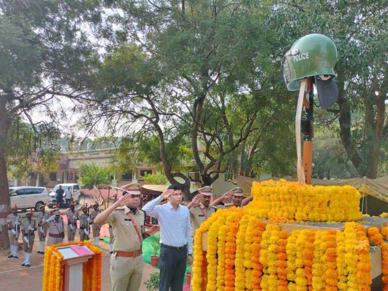 పోలిసు అమరవీరుల త్యాగాలు చిరస్మరణీయం: ఎస్పి , కలెక్టర్
