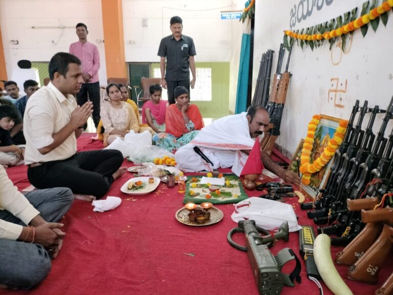 ఆయుధ పూజ చేసిన ఎస్పి