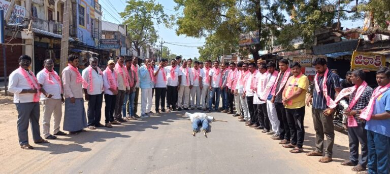 రేవంత్ రెడ్డి దిష్టి బొమ్మ దహనం చేసిన  బీఆర్ఎస్ నాయకులు