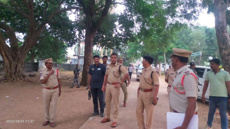 సమస్యాత్మక పోలింగ్ కేంద్రాల వద్ద ఎస్పి కిరణ్ ఖరే ఐపిఎస్ పర్యటన