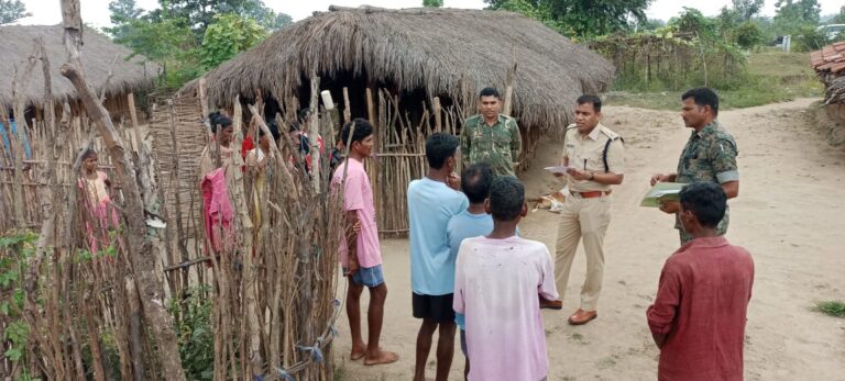 మావోయిస్ట్ ప్రభావిత పోలింగ్ కేంద్రాలను సందర్శించిన  జిల్లా ఎస్పి