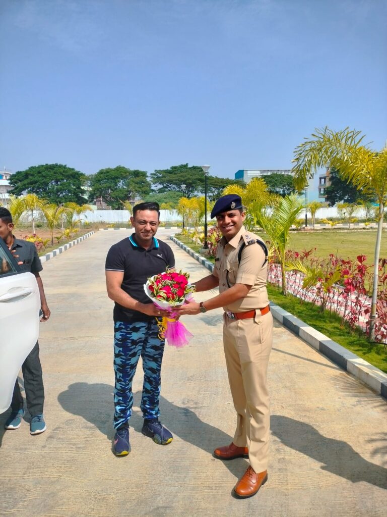 పోలీసు అబ్జర్వర్ ను మర్యాదపూర్వకంగా కలిసిన ఎస్పీ కిరణ్ కరే