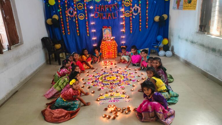 ఎంజీఎం హైస్కూల్లో అంబరాన్నంటిన దీపావళి సంబురాలు