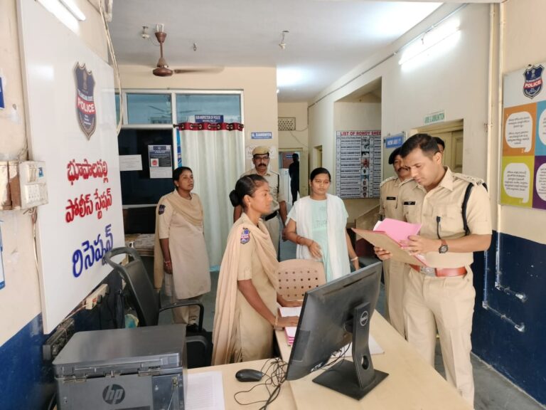 భూపాలపల్లి పోలీస్ స్టేషన్ ను ఆకస్మిక తనిఖీ చేసిన ఎస్పీ