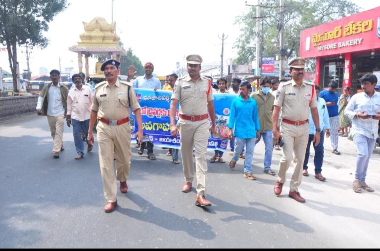 ఆటో డ్రైవర్లు ట్రాఫిక్‌ నిబంధనలు పాటించాలి : డిఎస్పీ రాములు