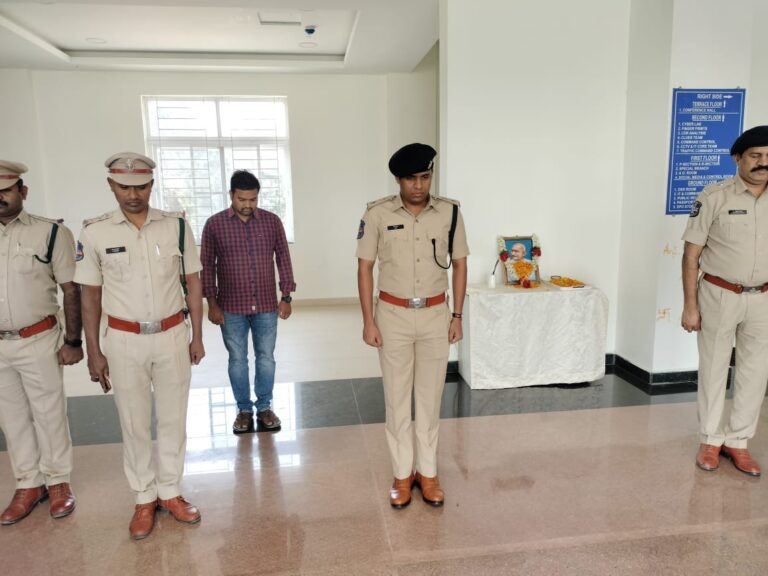 గాంధీజీ ఆశయాలను సాకారం చేయాలి :  జిల్లా ఎస్పి 