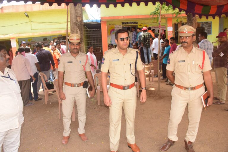 పోలింగ్ సరళిని పరిశీలించిన ఎస్పి