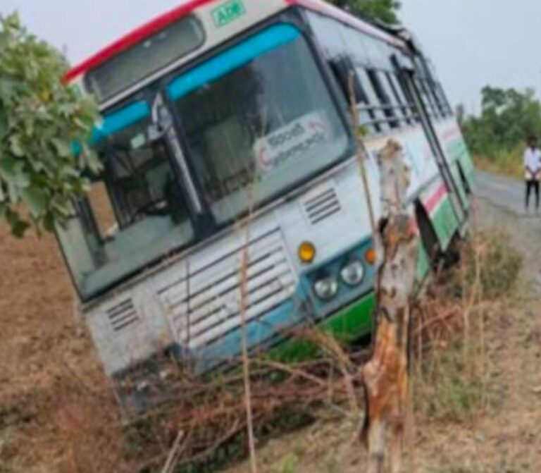 ఆర్టీసీ బస్సుకు తప్పిన ఘోర రోడ్డు ప్రమాదం