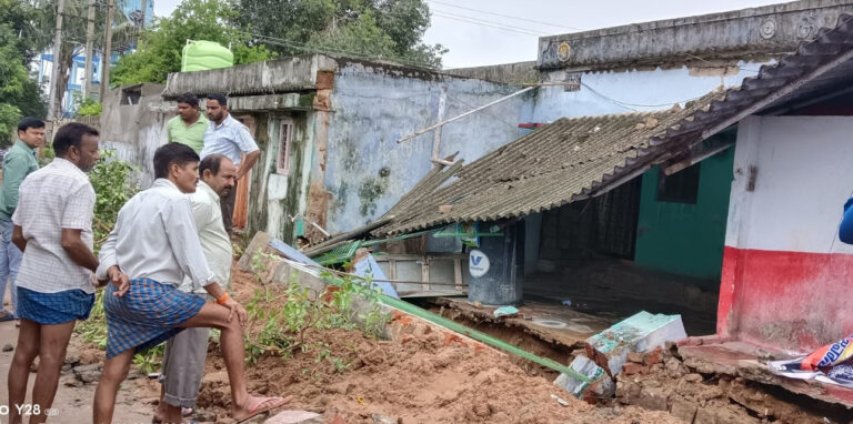 సుభాష్ కాలనీలో కూలిన రేకుల షెడ్డు