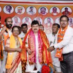 *బిజెపిలో చేరిన శంకర్ నాయక్*. కండువా కప్పి ఆహ్వానించిన బిజెపి రాష్ట్ర అధ్యక్షుడు రామచంద్ర రావు. మహబూబాబాద్, అక్షర సవాల్: డోర్నకల్ నియోజకవర్గం (ఉయ్యాలవాడ) చాంప్లా తండ గ్రామపంచాయతీకి చెందిన ఎస్బిఐ విశ్రాంత ఉద్యోగి గుగులోతు శంకర్ నాయక్ బుధవారము బిజెపి తీర్థం పుచ్చుకున్నారు. మహబూబాబాద్ పట్టణ కేంద్రంలో జరిగిన బిజెపి పార్టీ సమావేశంలో ముఖ్యఅతిథిగా పాల్గొన్న బిజెపి రాష్ట్ర అధ్యక్షులు రామచంద్రరావు సమక్షంలో శంకర్ నాయక్ సుమారు 500 మంది తన అనుచరులతో కాషాయం కండువా కప్పుకున్నారు. శంకర్ నాయక్ చేరికతో డోర్నకల్ నియోజకవర్గంలో బిజెపి బలం పుంజుకుంది. శంకర్ నాయక్ సతీమణి గుగులోతు దేవిక గత 13 సంవత్సరాలుగా బిజెపి పార్టీలో వివిధ హోదాలలో పనిచేస్తూ .. ప్రస్తుతము బిజెపి జిల్లా ఉపాధ్యక్షులుగా కొనసాగుతున్నారు. టిడిపి ప్రభుత్వంలో డోర్నకల్ నుండి జడ్పిటిసిగా పోటీచేసి గెలుపొందిన విషయము తెలిసిందే. అలాగే రానున్న రోజుల్లో శంకర్ నాయక్ దంపతులు డోర్నకల్ నియోజకవర్గంలో ఎమ్మెల్యే రే స్ లో ఉన్నట్లుగా తెలుస్తోంది. డోర్నకల్ నియోజకవర్గంలో ఇప్పటివరకు ఆర్థికంగా బలమైనటువంటి నేతలు ఎవరు కూడా లేకపోవడంతో రానున్న రోజుల్లో డోర్నకల్ ఇన్చార్జి బాధ్యతలను వీరికి రాష్ట్ర అధిష్టానం అప్పజెప్తున్నట్లుగా సమాచారం. శంకర్ నాయక్ రాకతో డోర్నకల్ నియోజకవర్గంలోని వివిధ గ్రామ పంచాయతీల మాజీ సర్పంచులు ఎంపీటీసీలు వార్డు మెంబర్లు యువత 500 మందికి పైగా కాషాయ తీర్థం పుచ్చుకున్నారు. టిడిపి లో ఉన్నప్పుడు సత్యవతి రాథోడ్ తో పాటు గుగులోతు దేవిక సైతం ఎమ్మెల్యే టికెట్ ఆశించగా ఆనాటి టిడిపి పెద్దలు వేం నరేందర్ రెడ్డి తో పాటు పలువురు నేతలు ఆమెను బుజ్జగించి మహబూబాబాద్ నియోజకవర్గ ఇన్చార్జి బాధ్యతలు అప్పజెప్పారు. బలమైన నేత రావడంతో బిజెపి శ్రేణులు సంబరపడుతున్నారు.