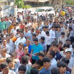 రెజోనెన్స్ వద్ద బారులు తీరిన విద్యార్థులు 